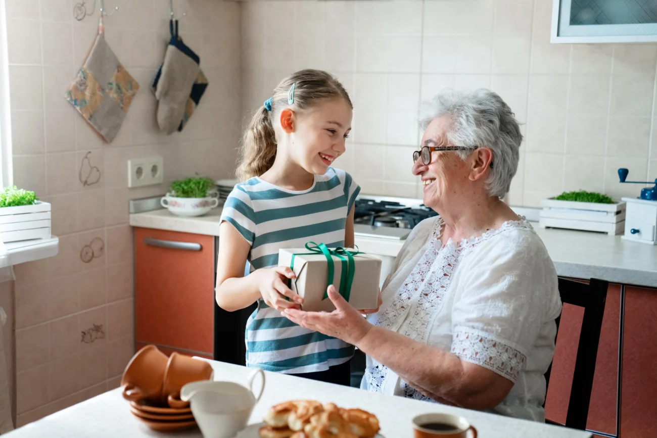 shutterstock_2678341369-min | TVGURU.cz dívka s babičkou