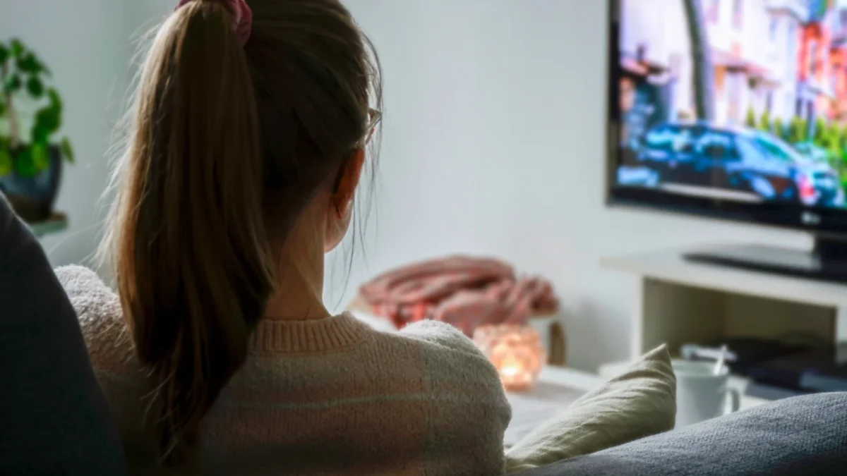 žena sleduje televizi