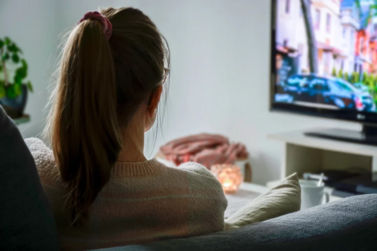 žena sleduje televizi