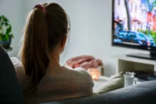 žena sleduje televizi