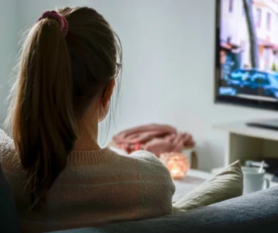 žena sleduje televizi