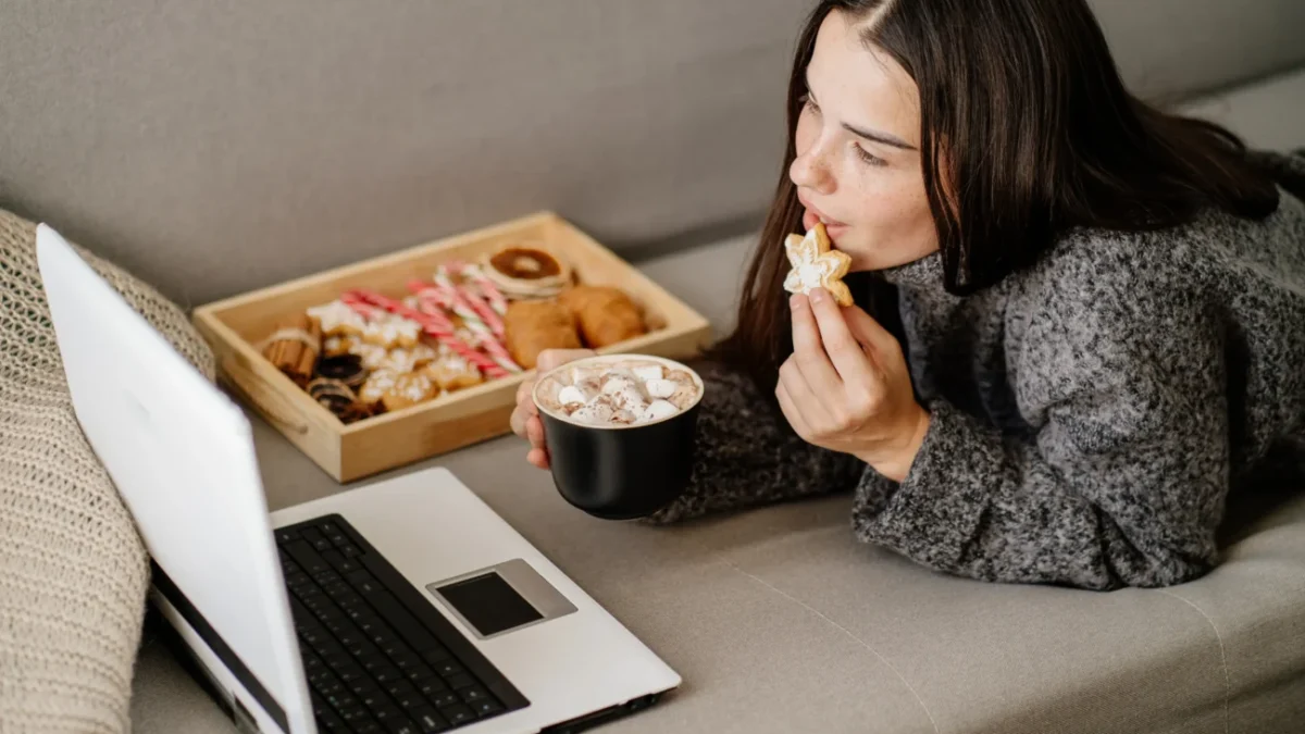 Žena sledující notebook.