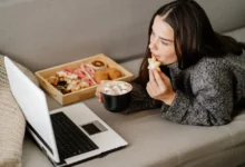 Žena sledující notebook.