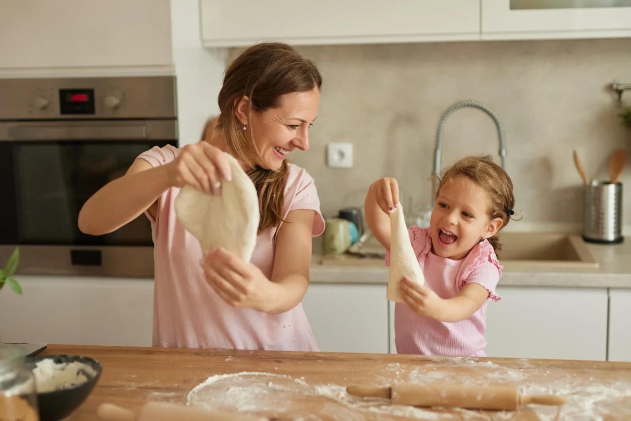 Maminka s dcerou při pečení.
