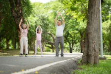 dva lidé s dítětem