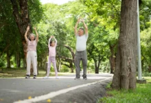 dva lidé s dítětem