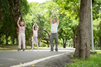 dva lidé s dítětem