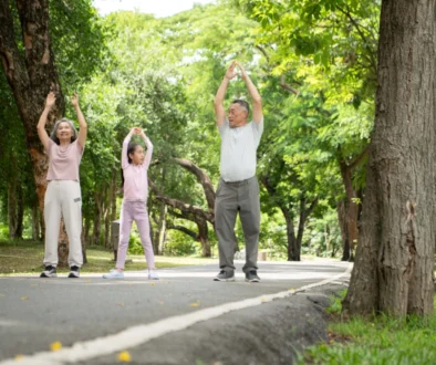 dva lidé s dítětem