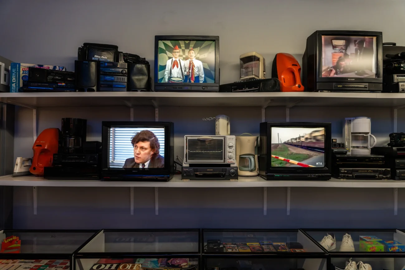 Police se starými televizory. 