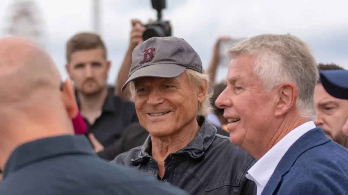 Terence Hill v obklopení lidí