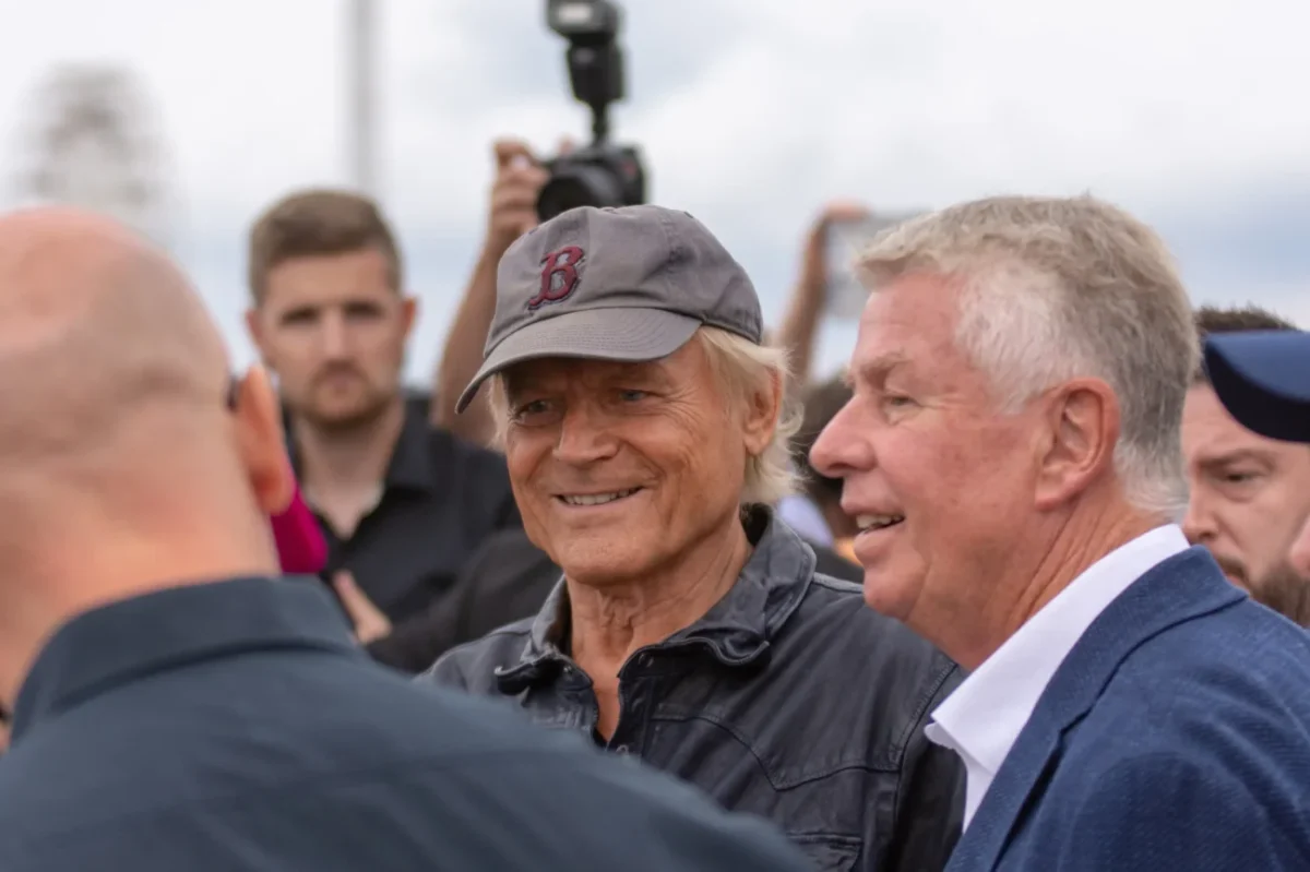 Terence Hill v obklopení lidí