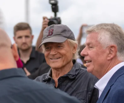 Terence Hill v obklopení lidí