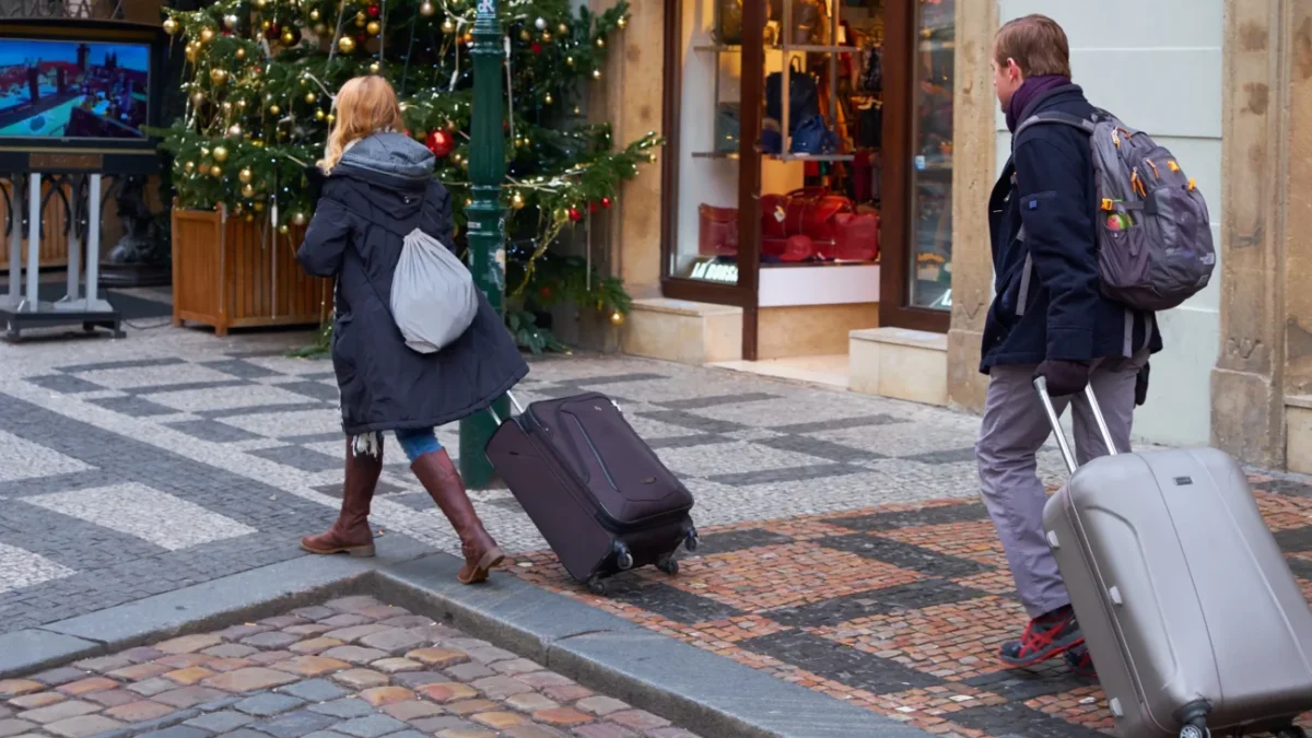 Lidé se prochází s kufrem.