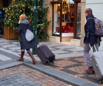 Lidé se prochází s kufrem.
