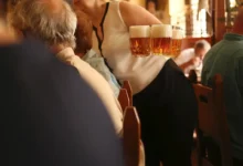 servírka nese tři čepovaná piva