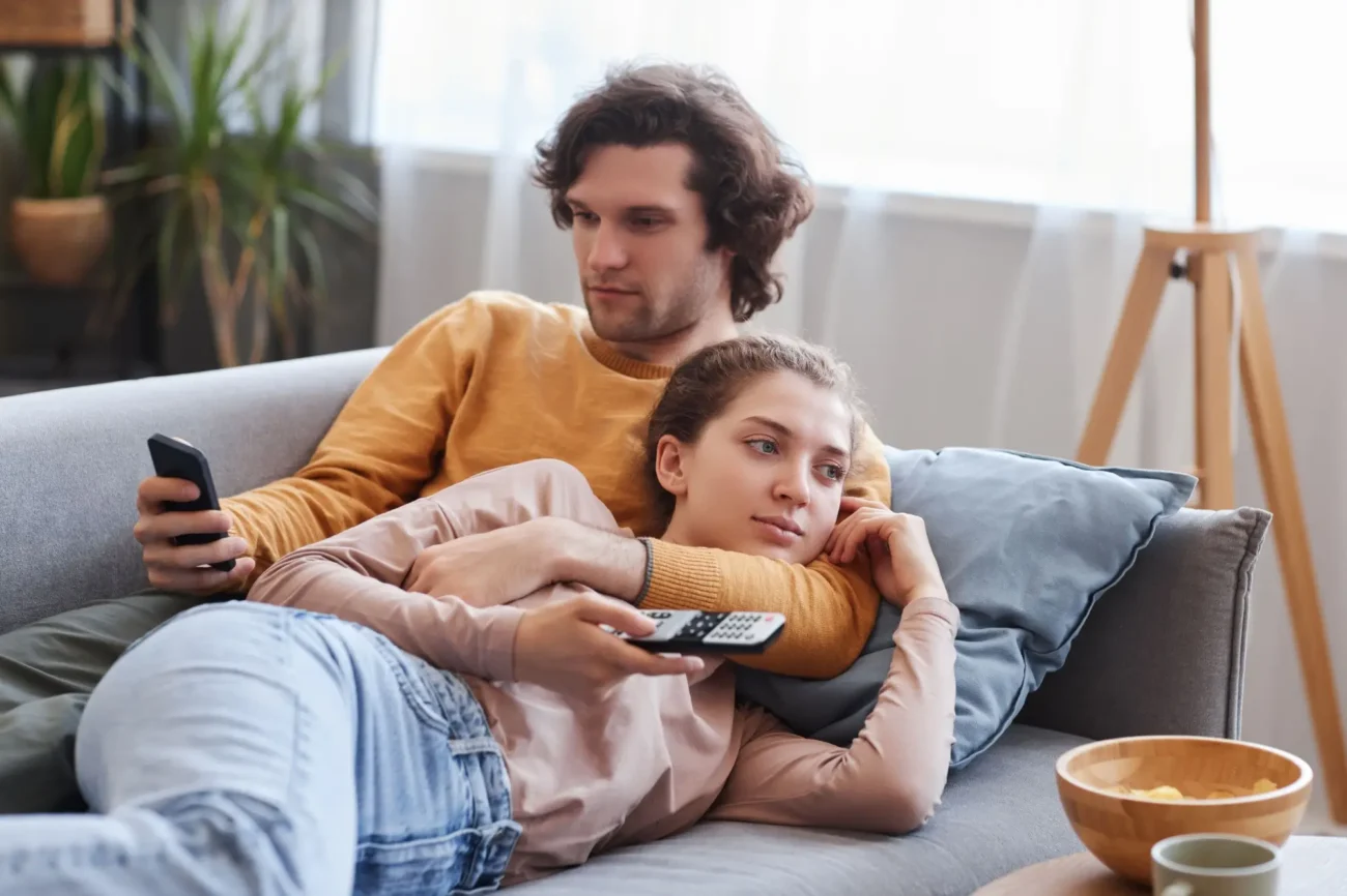 pár se nudí a snaží se zabavit televizí a telefonem