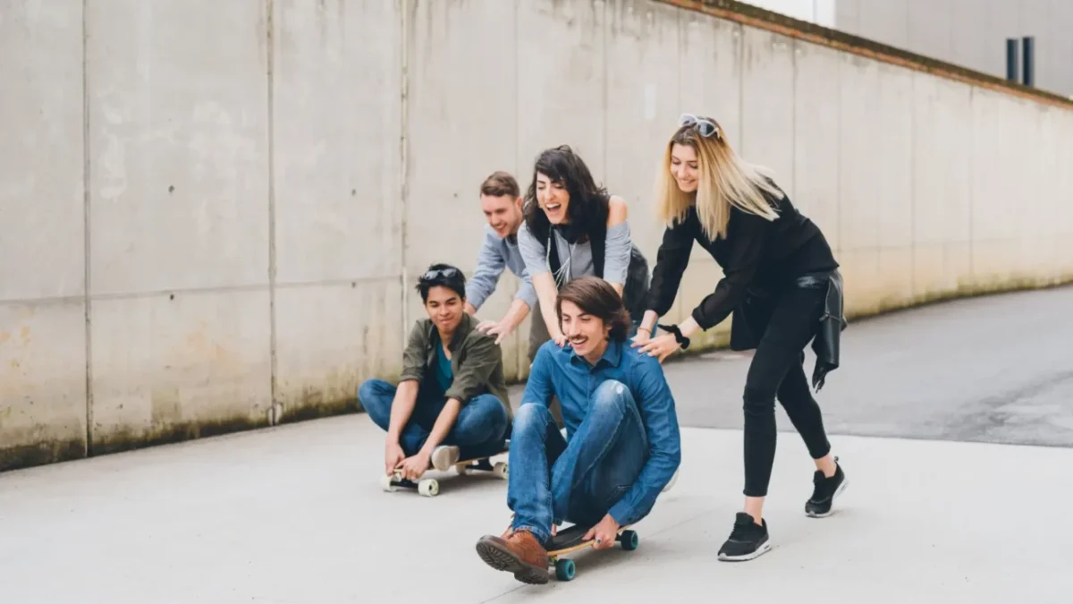 dospívajícíc na skateboardech