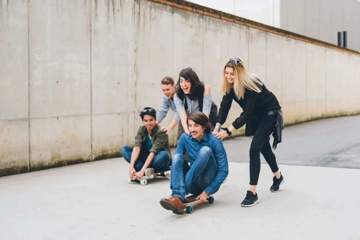 dospívajícíc na skateboardech