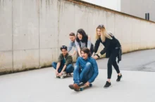 dospívajícíc na skateboardech