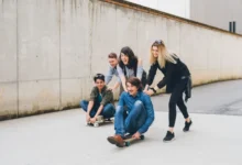 dospívajícíc na skateboardech