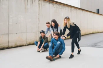 dospívajícíc na skateboardech