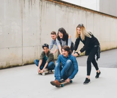 dospívajícíc na skateboardech