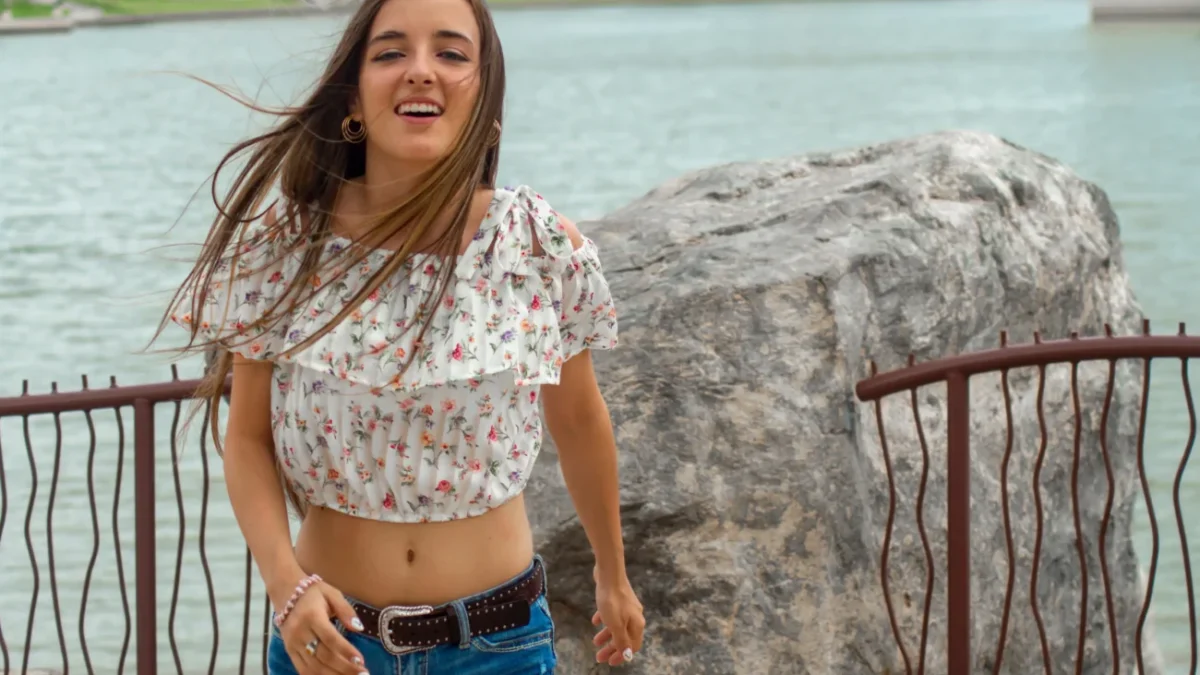 Žena se usmívá na fotku.