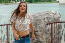 Žena se usmívá na fotku.