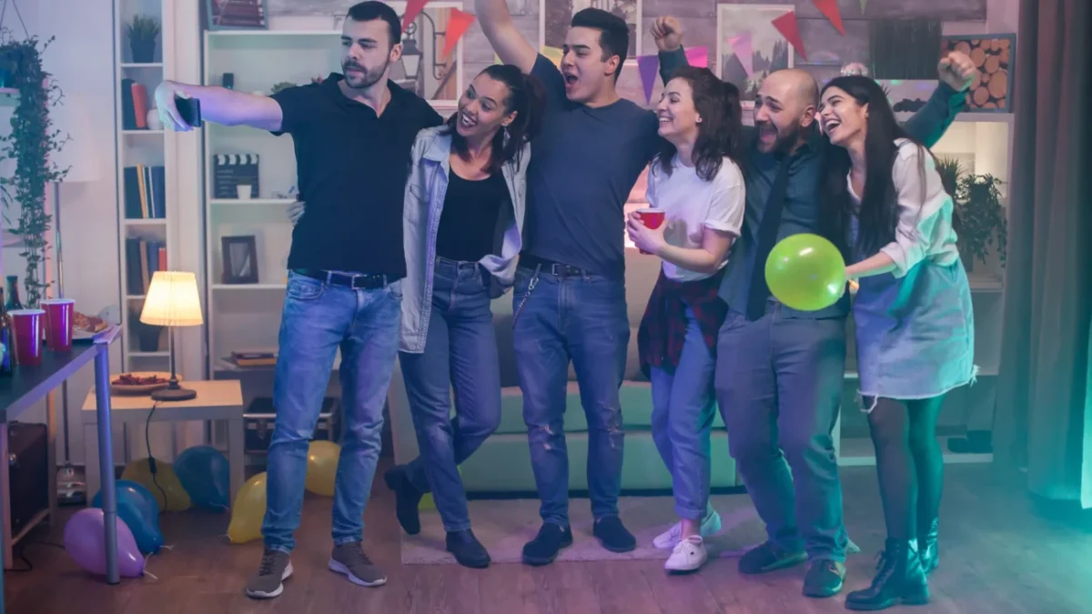 Herci z Euforie stojí vedle sebe.