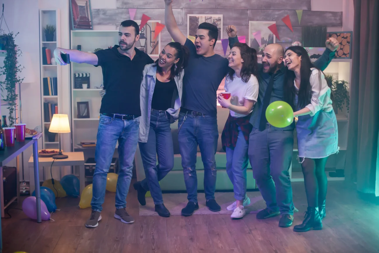 Lidé se baví doma. 