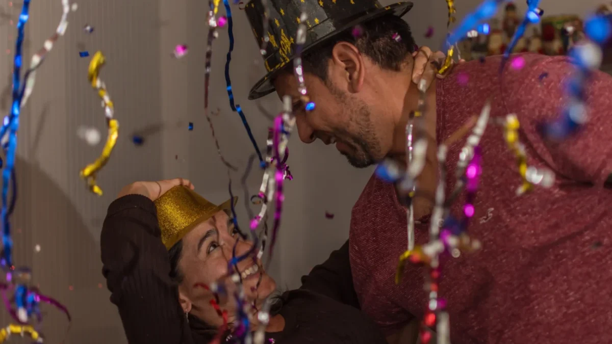 Muž se ženou slaví.