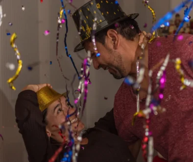 Muž se ženou slaví.