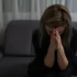 Žena sedí a truchlí.