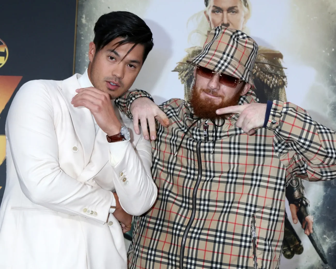 Angus Cloud stojí vedle jiného muže.