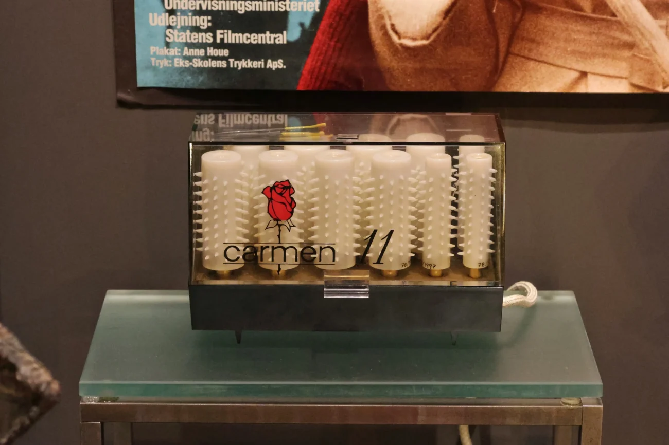 Na stole jsou vystavené retro natáčky.