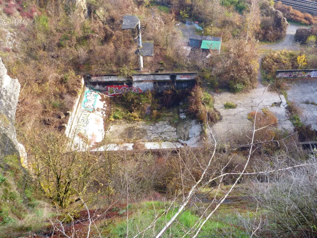 Pohled z výšky na barrandovský bazén