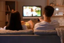 pár sleduje televizi