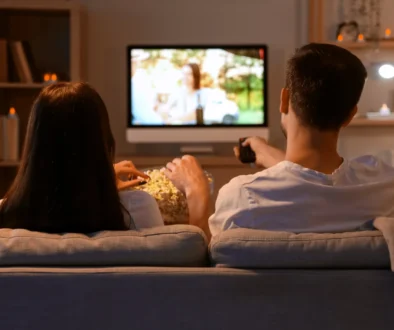 pár sleduje televizi