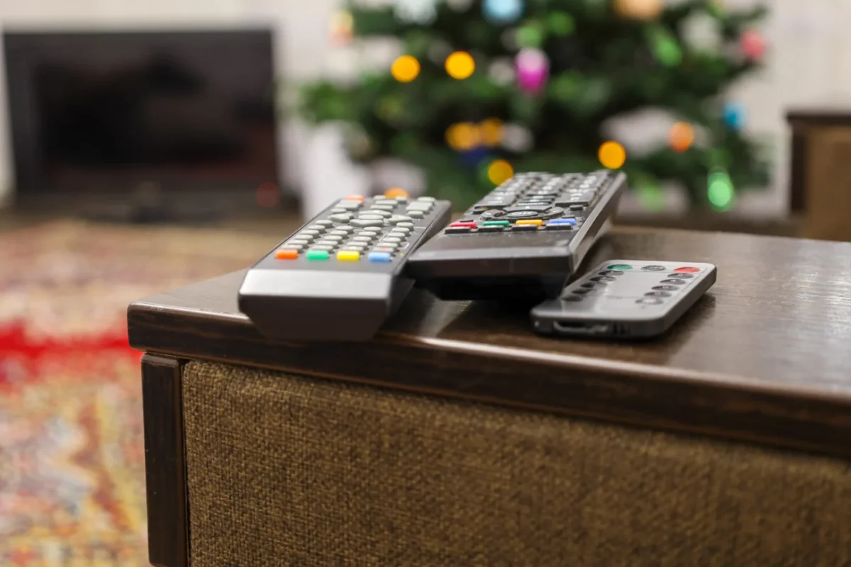 ovladač od televize na stole