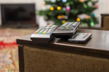 ovladač od televize na stole