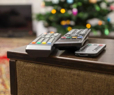 ovladač od televize na stole