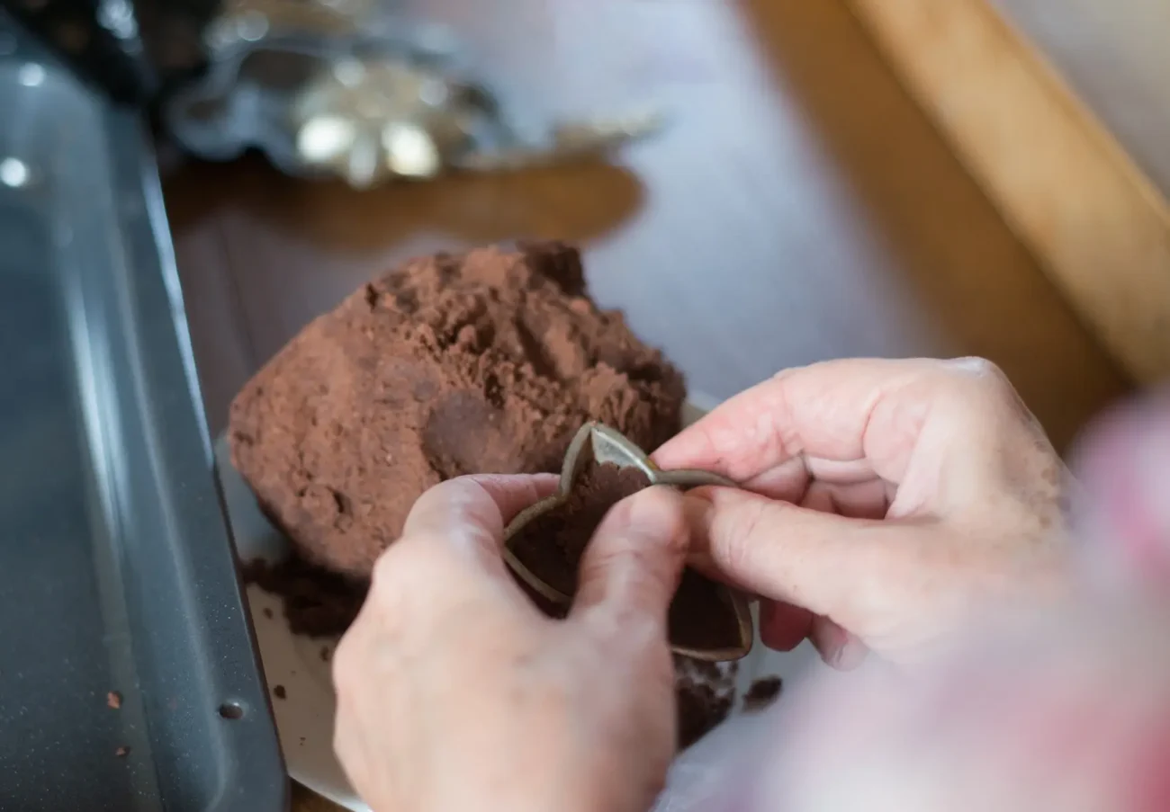 Ruce a těsto na vánoční cukroví.