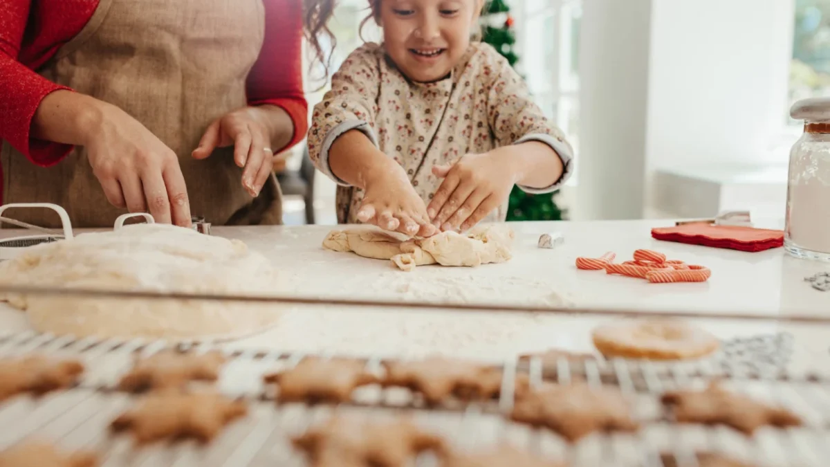 Holčička připravující cukroví.