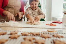 Holčička připravující cukroví.