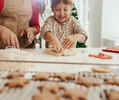 Holčička připravující cukroví.