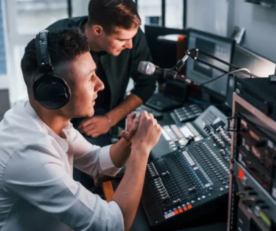 Moderátoři sedí ve studiu.