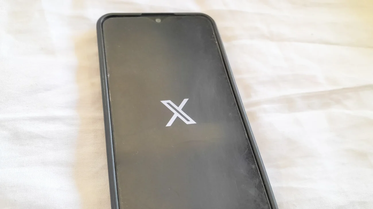 Na mobilu je otevřená sociální síť X.