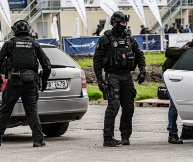 Policisté se prochází u aut.