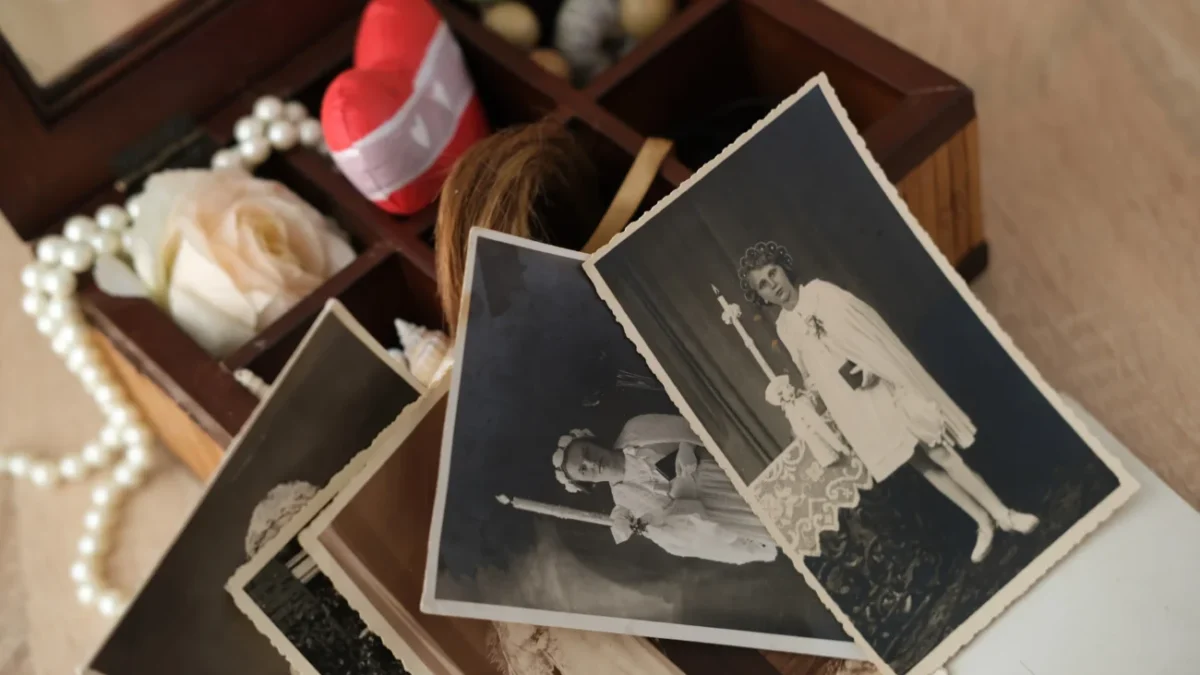 Krabice je obložená starými věcmi.