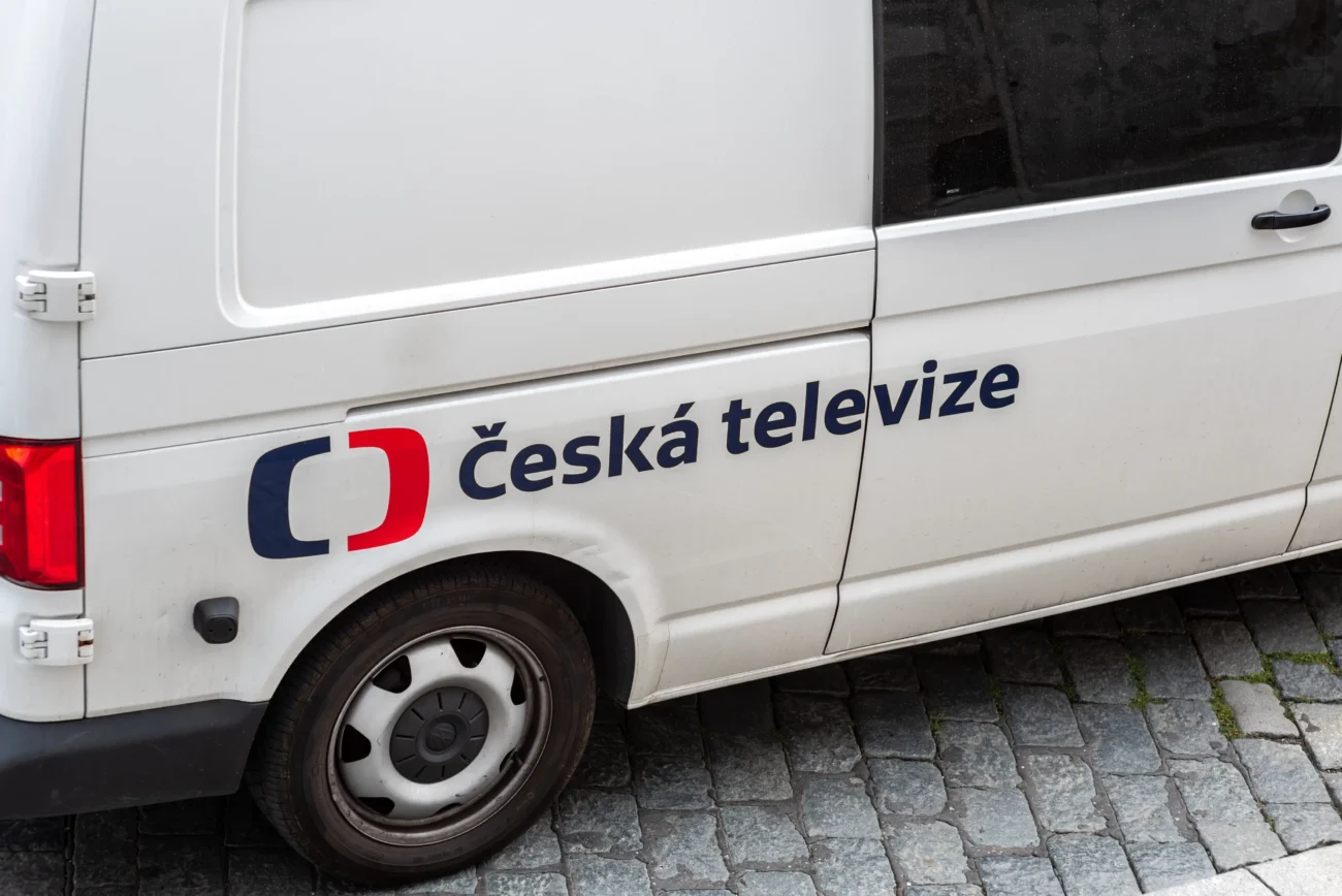 Auto s logem České televize